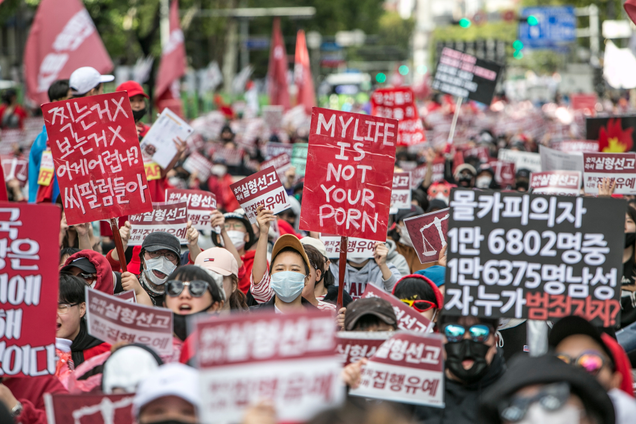 Thousands of women rallied in South Korea’s capital to protest against secretly filmed pornography and urge its government to come up with measures to tackle sexual abuse. Mass demonstrations by women have occurred in Seoul every month as the country has been in a grip of spy cameras used to capture women and sometimes men undressing, going to the toilet, or in changing rooms which are then posted online at pornographic sites. (Photo by Jean Chung/Getty Images)